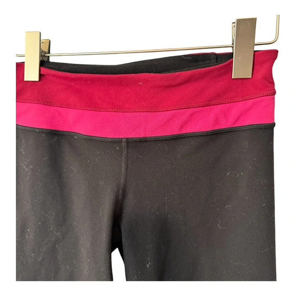 Lululemon Groove Crop Leggings. Black with Red Pink Waistband. Reversible. 6 - Picture 3 of 13